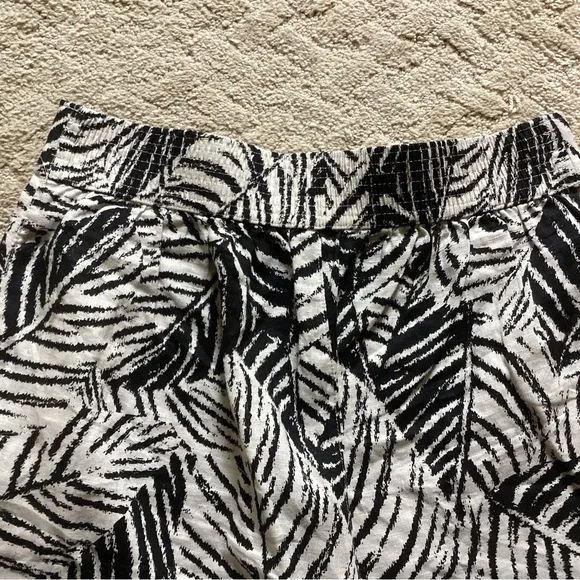 100% LINEN WIDE LEG PETITE PALAZZO PANTS BONE/BLACK TROPICAL LEAF PRINT SIZE S/P - Picture 3 of 10